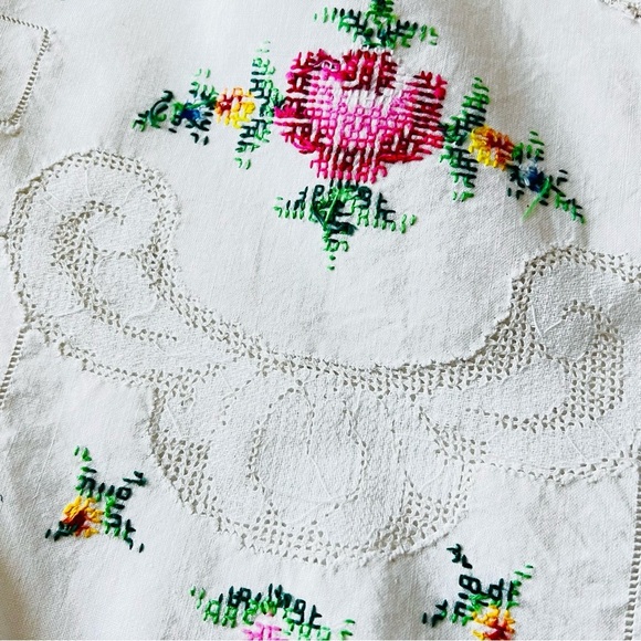 Beautiful Vintage 28” Small Round Hand Embroidered Tablecloth/ table topper - Picture 4 of 5